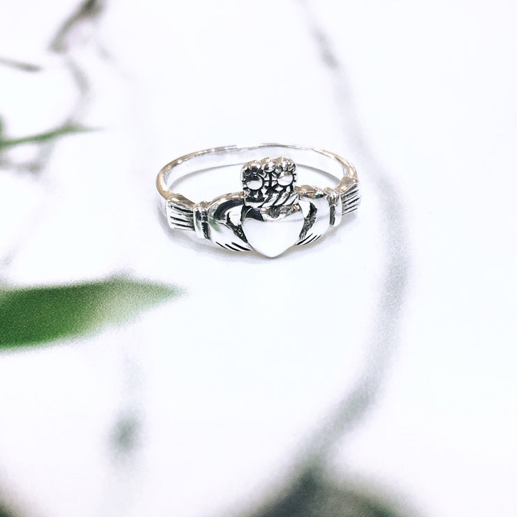 Sterling Silver Traditional Claddagh Ring (Small face)